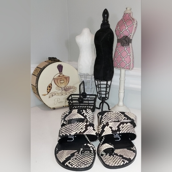 Calvin Klein Multi Colored Snake Print Peggy Sandal Like New - Picture 3 of 8